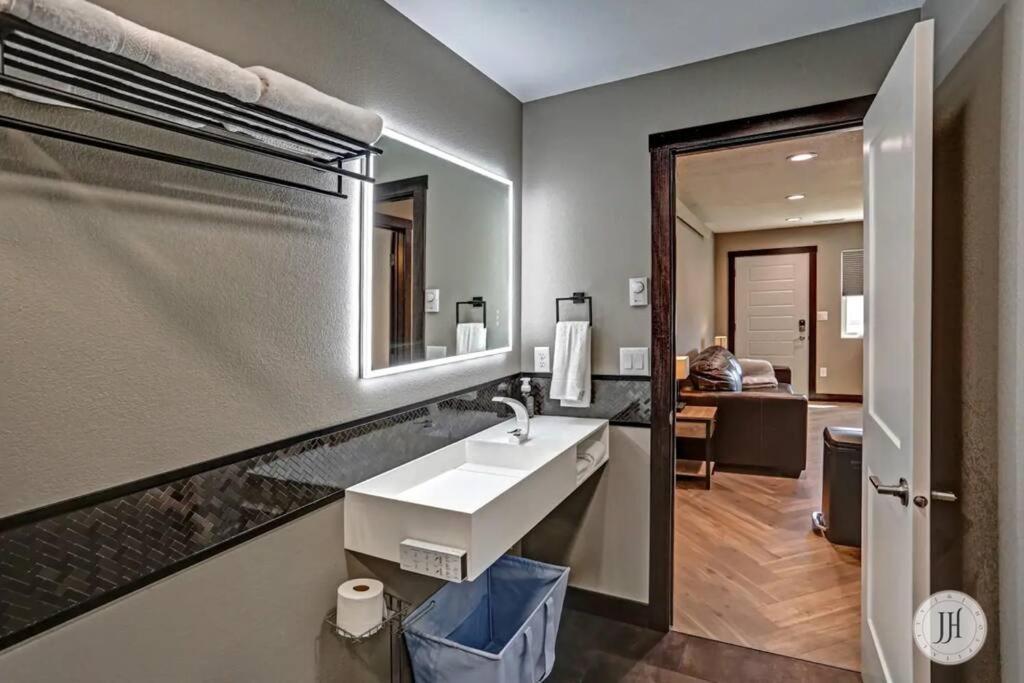 Modern Luxurious Stay Bidet Lighted Mirror Rapid City Exterior photo