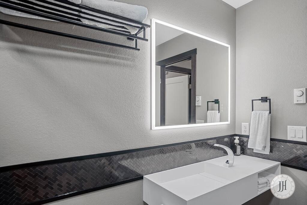 Modern Luxurious Stay Bidet Lighted Mirror Rapid City Exterior photo